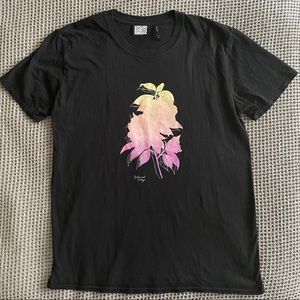 Graphic Tee w/ Neon Details Tee Size M